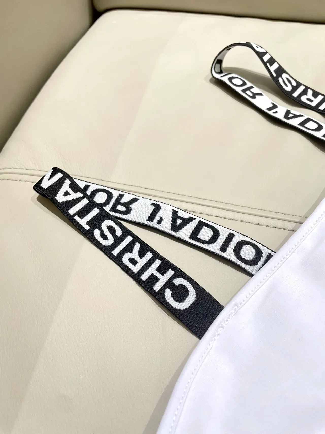 Dior J'adore সাদা Bandeau টপ এবং হাই ওয়েস্টেড ব্রিফস সুইমওয়্যার 3