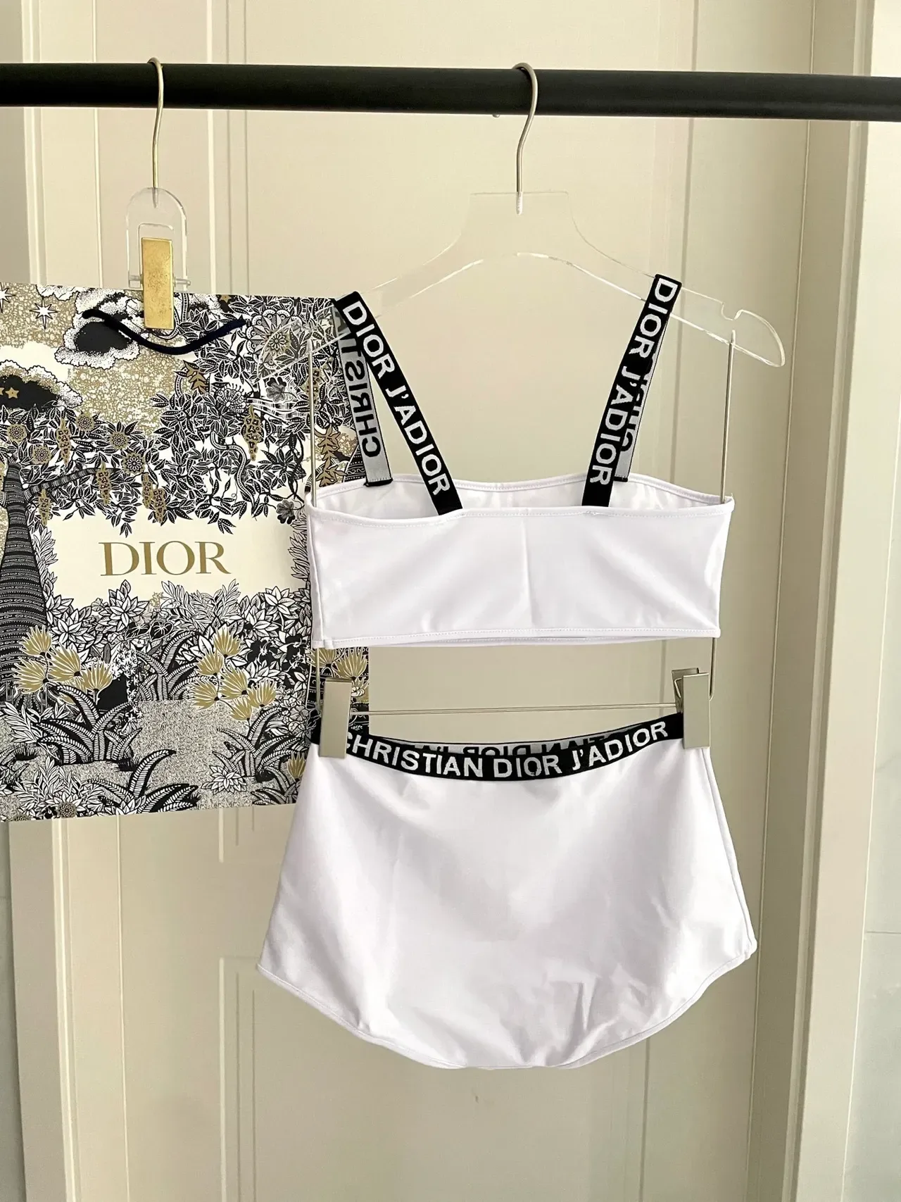 Dior J'adore সাদা Bandeau টপ এবং হাই ওয়েস্টেড ব্রিফস সুইমওয়্যার 6