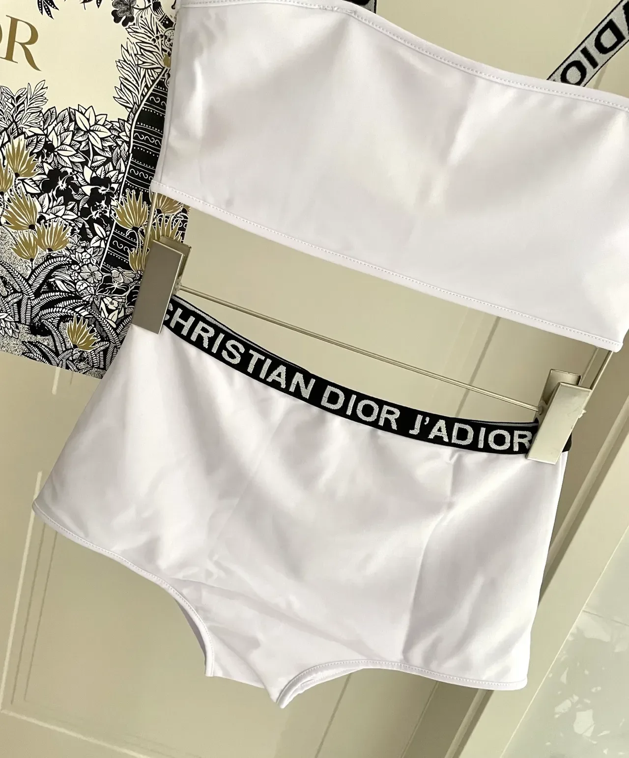 Dior J'adore সাদা Bandeau টপ এবং হাই ওয়েস্টেড ব্রিফস সুইমওয়্যার 7