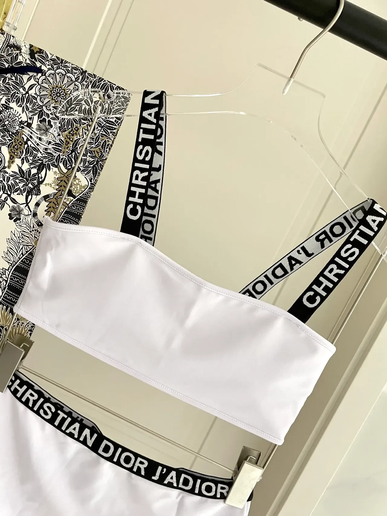 Dior J'adore সাদা Bandeau টপ এবং হাই ওয়েস্টেড ব্রিফস সুইমওয়্যার 8