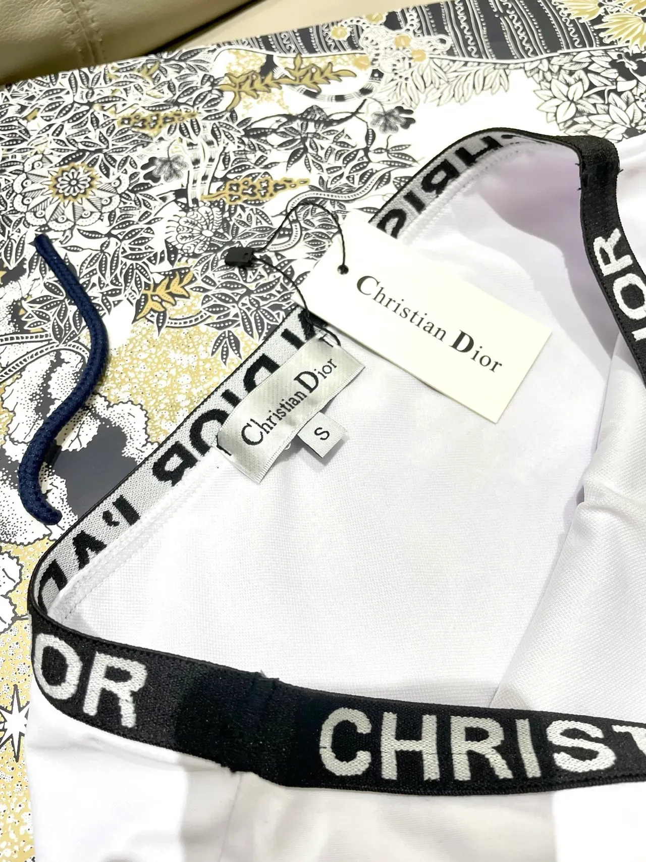 Dior J'adore সাদা Bandeau টপ এবং হাই ওয়েস্টেড ব্রিফস সুইমওয়্যার 10
