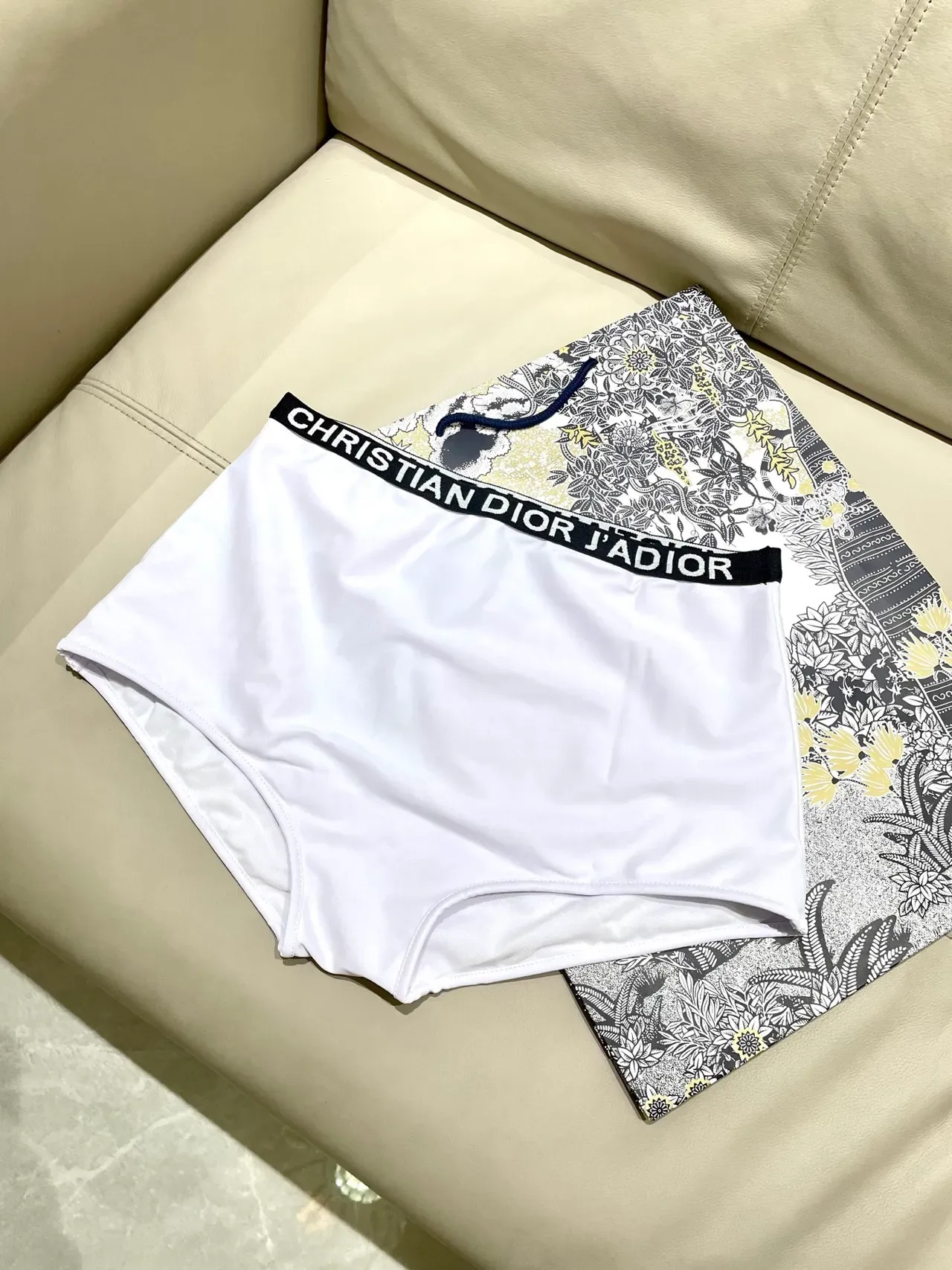 Dior J'adore সাদা Bandeau টপ এবং হাই ওয়েস্টেড ব্রিফস সুইমওয়্যার 11