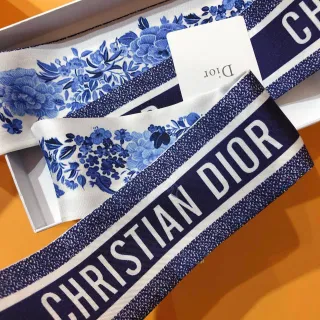 Dior Oblique Logo और नीली फ्लोरल प्रिंट सिल्क स्कार्फ