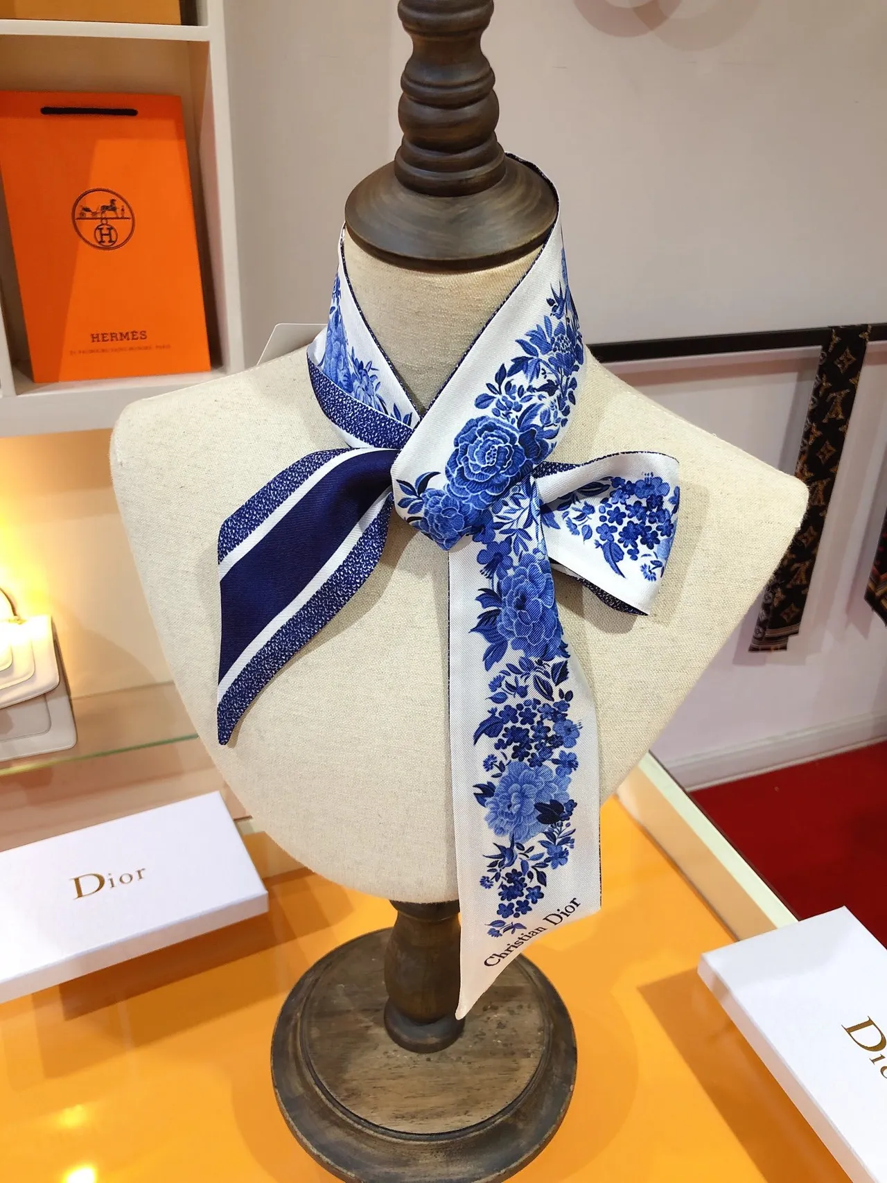 Dior Oblique Logo et foulard en soie à imprimé floral bleu 5
