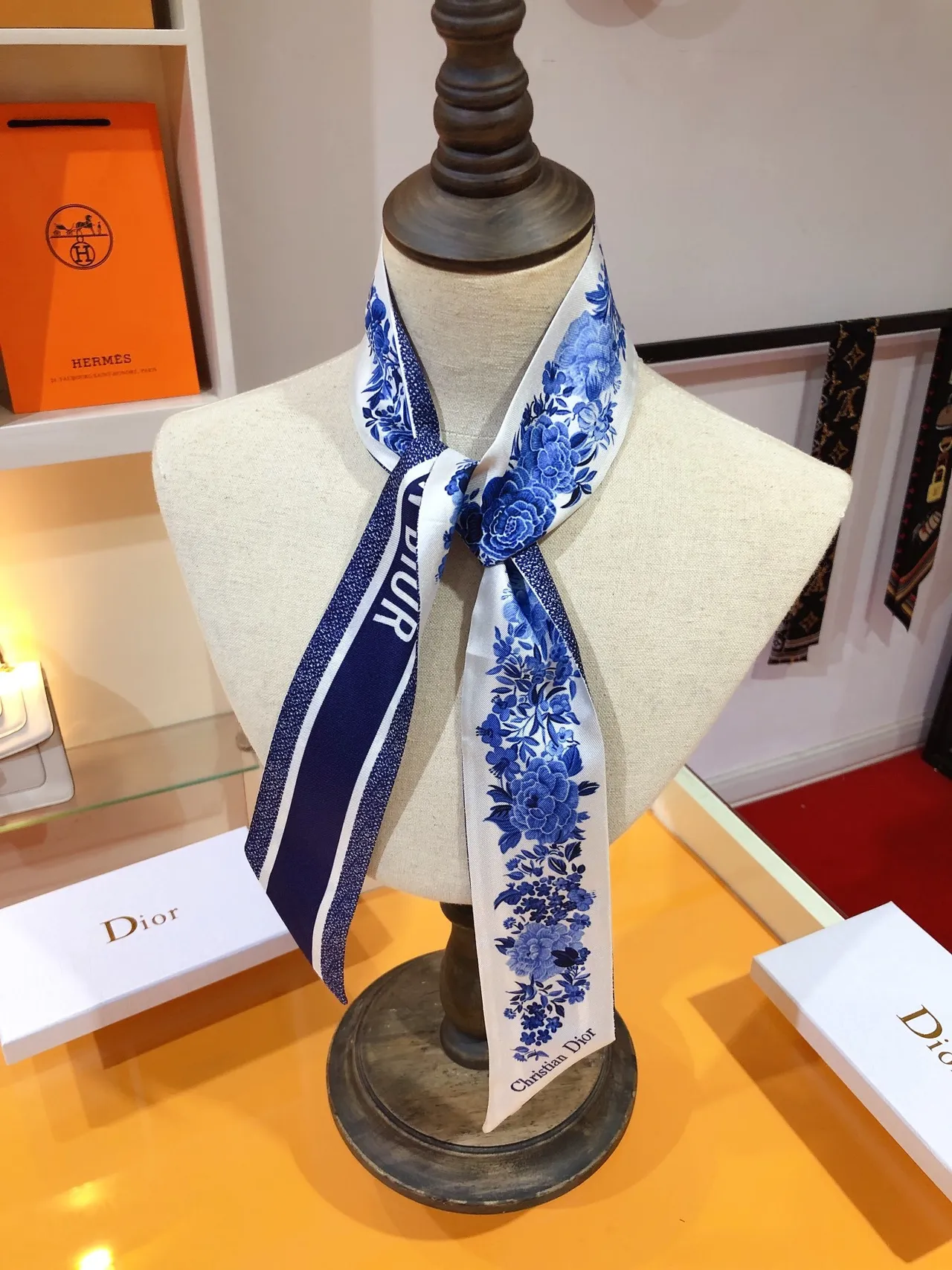 Dior Oblique Logo et foulard en soie à imprimé floral bleu 6