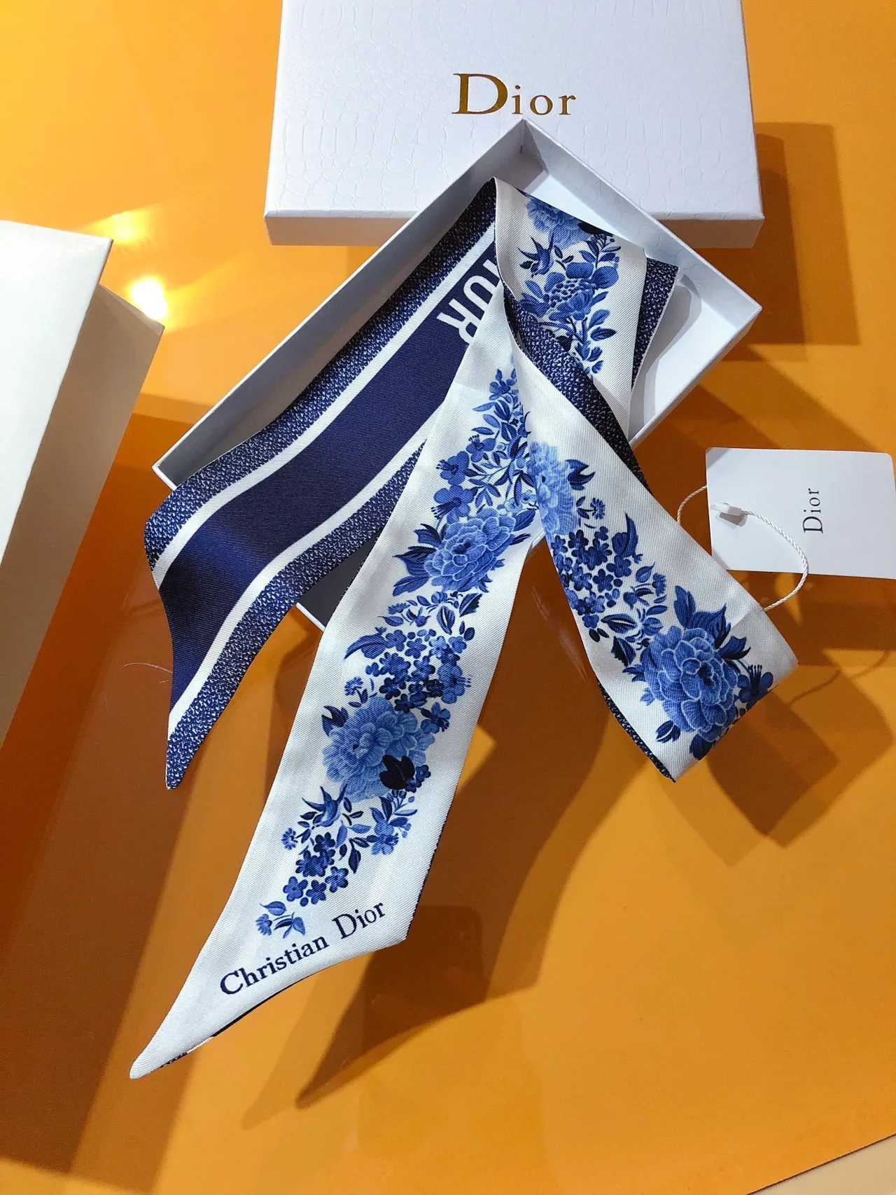 Dior Oblique Logo et foulard en soie à imprimé floral bleu 7