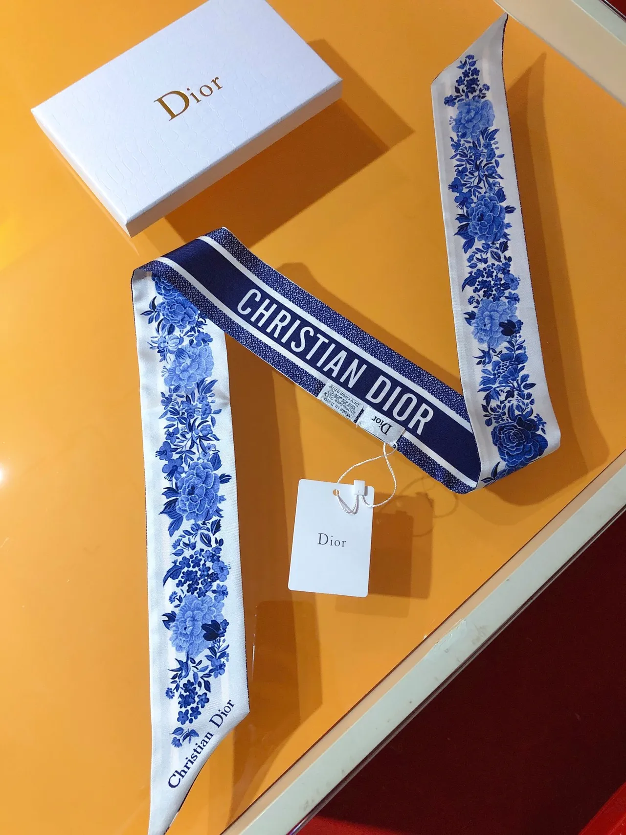 Dior Oblique Logo et foulard en soie à imprimé floral bleu 8