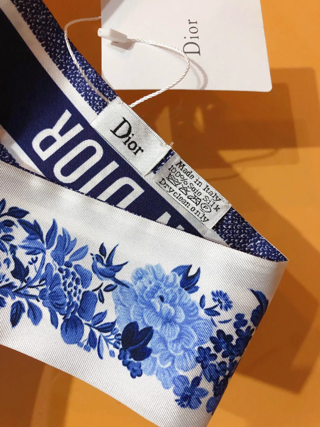 Dior Oblique Logo et foulard en soie à imprimé floral bleu 9