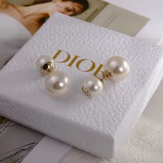 أقراط لؤلؤ مزدوجة الوجه مع الدرز من Dior