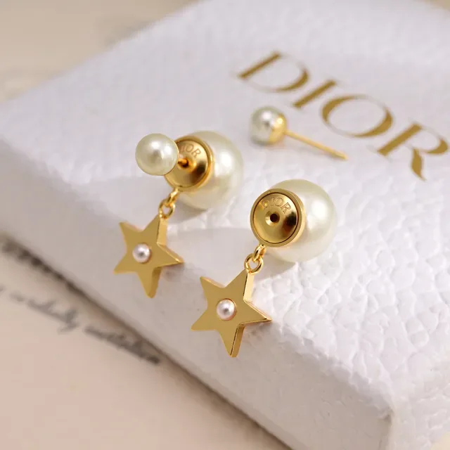 Dior Tribales गोल्ड टोन मेटल और सफेद रेजिन मोती कान की अंगूठी 2