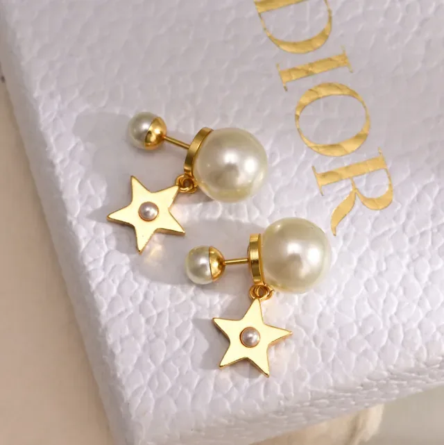 Dior Tribales गोल्ड टोन मेटल और सफेद रेजिन मोती कान की अंगूठी 3