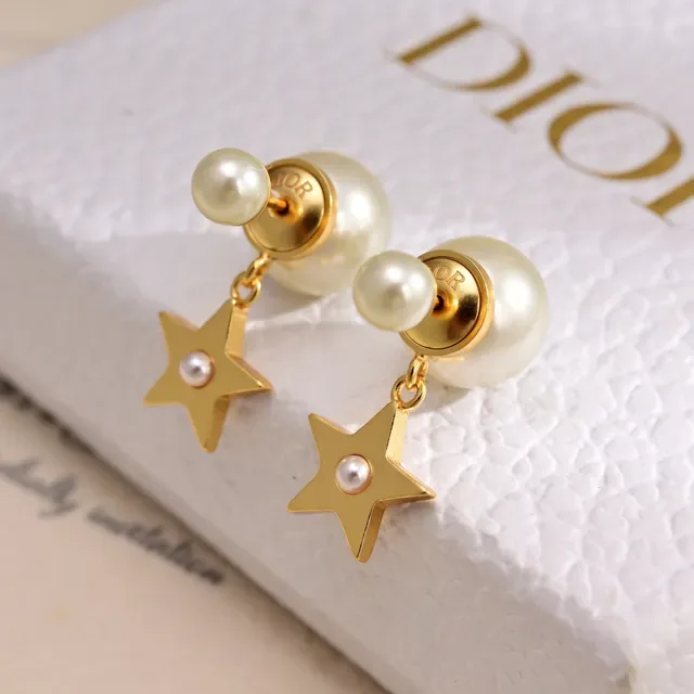 Dior Tribales गोल्ड टोन मेटल और सफेद रेजिन मोती कान की अंगूठी 6