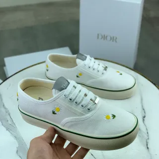 Dior सफेद हरा कैनवास अपर इंब्रॉयडर्ड डेज़ीज़ लाइफस्टाइल स्नीकर