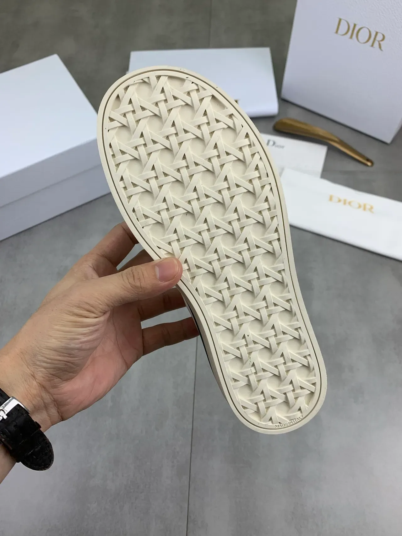 Dior zapatillas lifestyle blancas y verdes con superior de canvas bordadas con margaritas 3