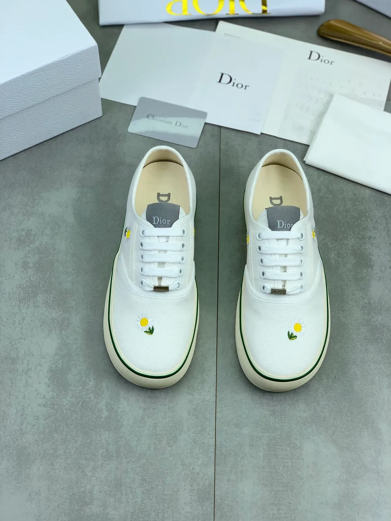 Dior zapatillas lifestyle blancas y verdes con superior de canvas bordadas con margaritas 4