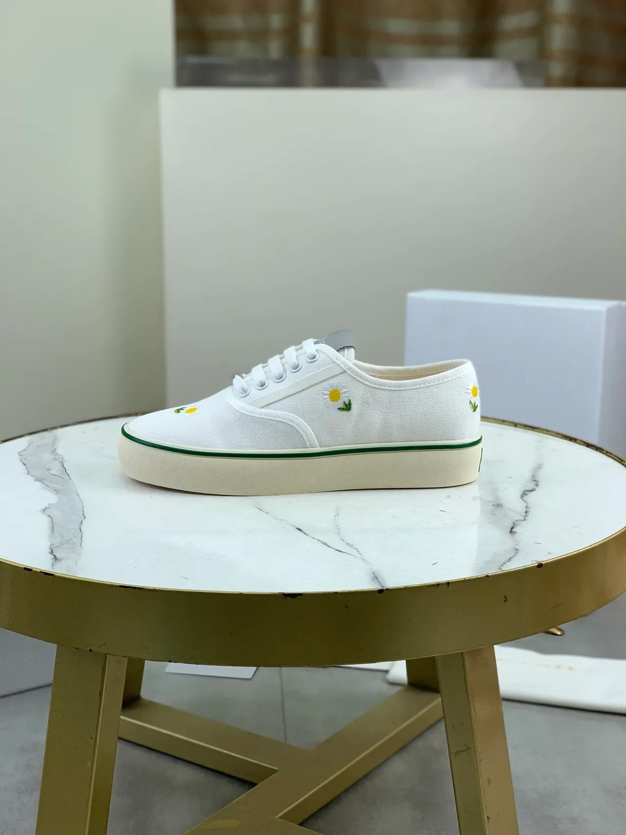 Dior zapatillas lifestyle blancas y verdes con superior de canvas bordadas con margaritas 5