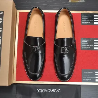 Dolce & Gabbana 波尔托菲诺 黑米色 亮面漆皮 DG Logo 金属带 乐福鞋