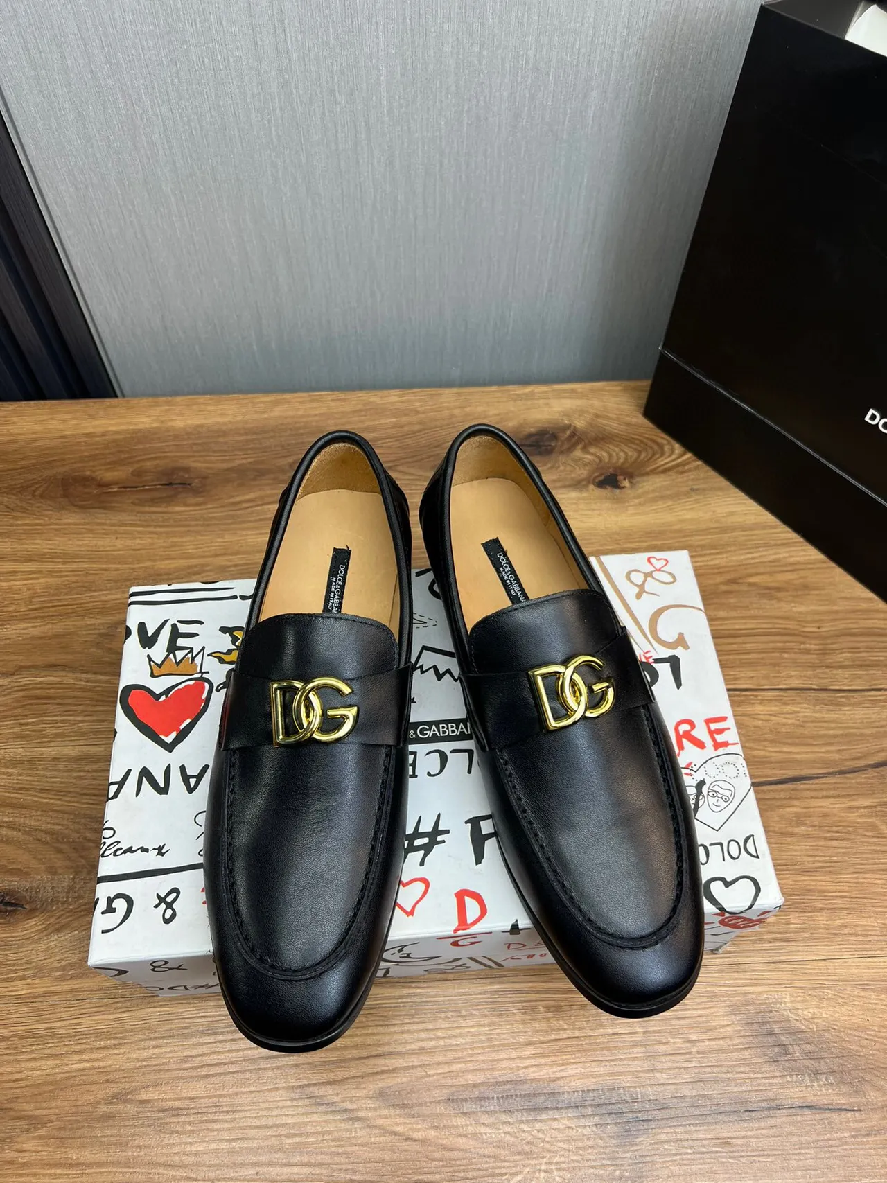 Dolce & Gabbana Portofino Couro Preto Dourado Fivela Logo Loafer 2