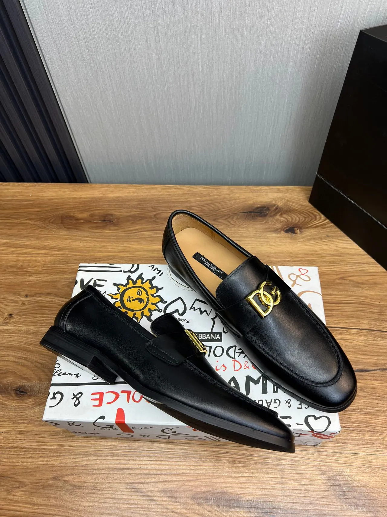 Dolce & Gabbana Portofino Couro Preto Dourado Fivela Logo Loafer 5