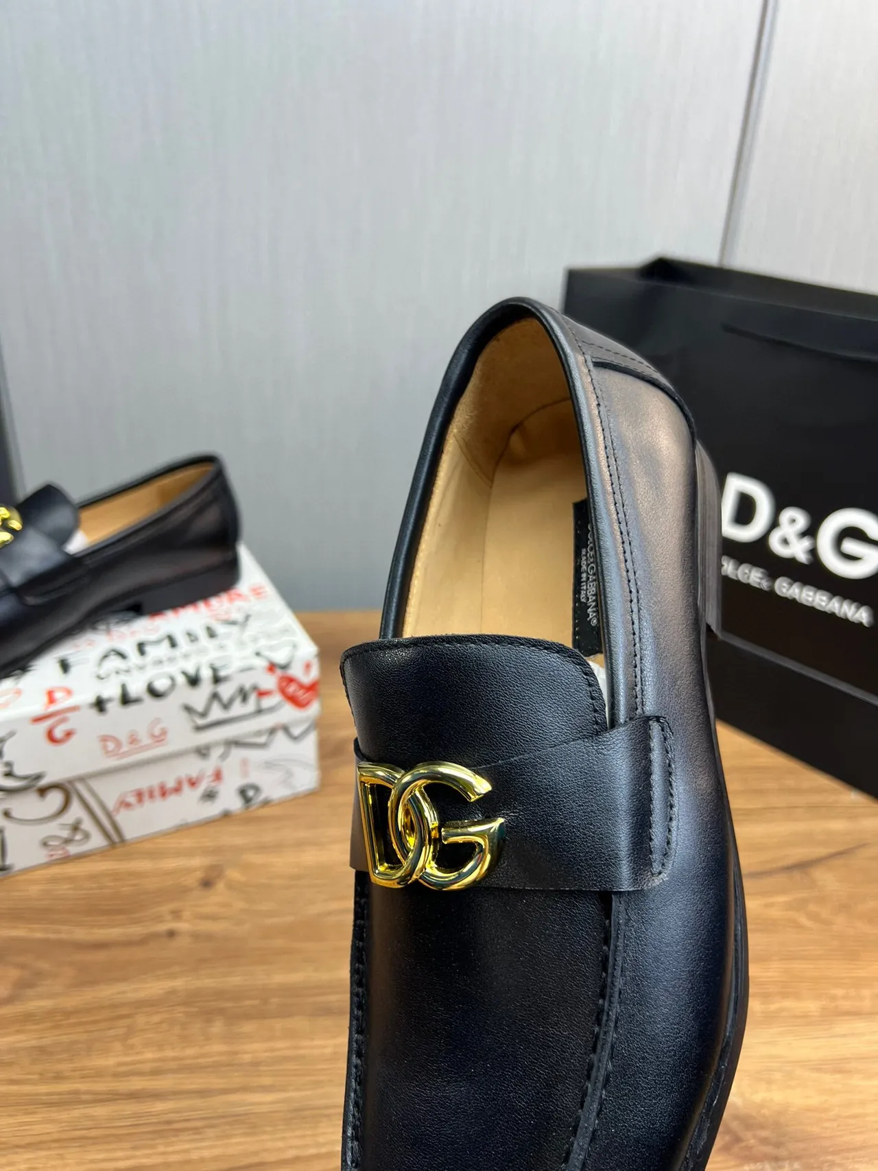 Dolce & Gabbana Portofino Couro Preto Dourado Fivela Logo Loafer 7