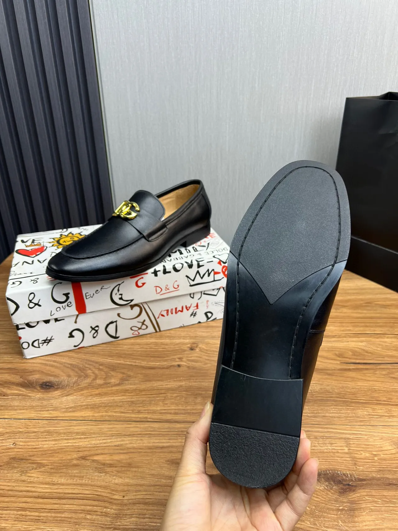 Dolce & Gabbana Portofino Couro Preto Dourado Fivela Logo Loafer 8