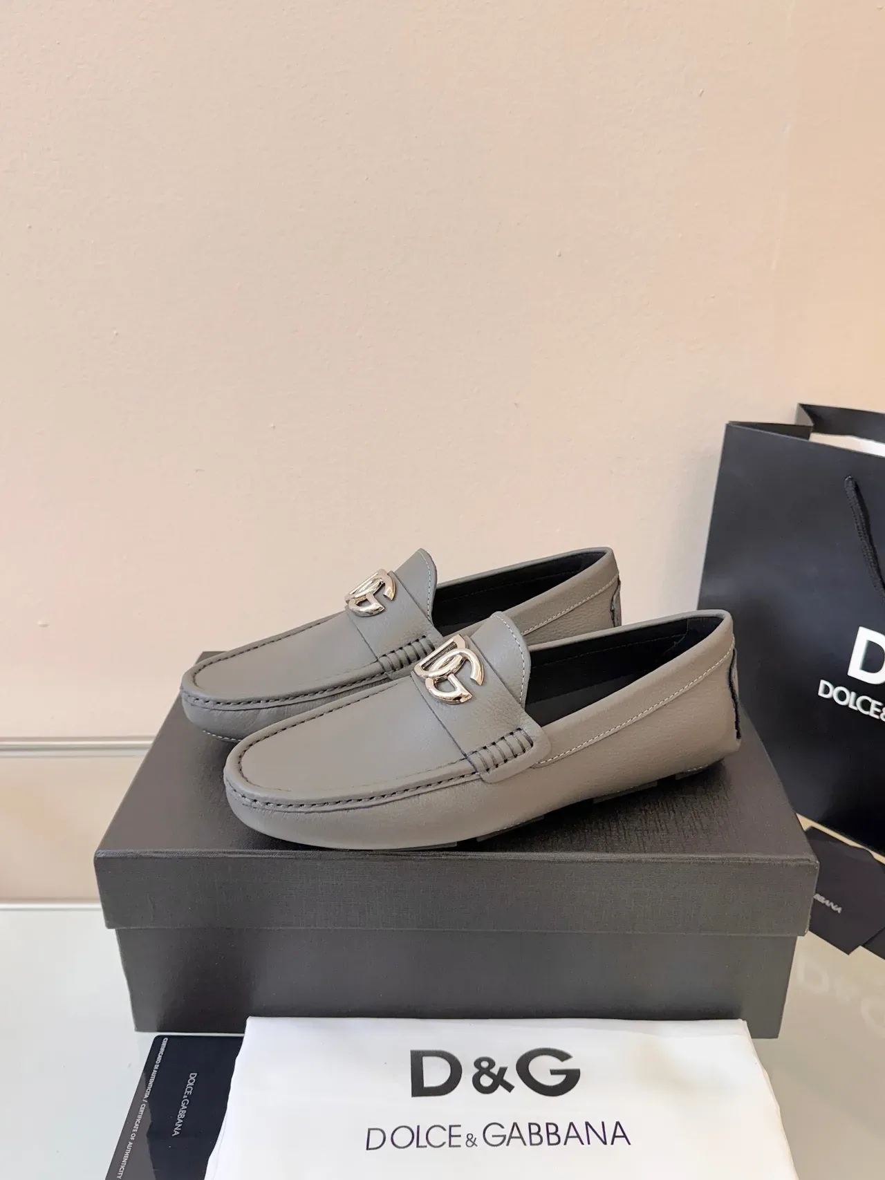 Dolce & Gabbana Portofino Moc-Toe Loafer de couro cinza preto 2