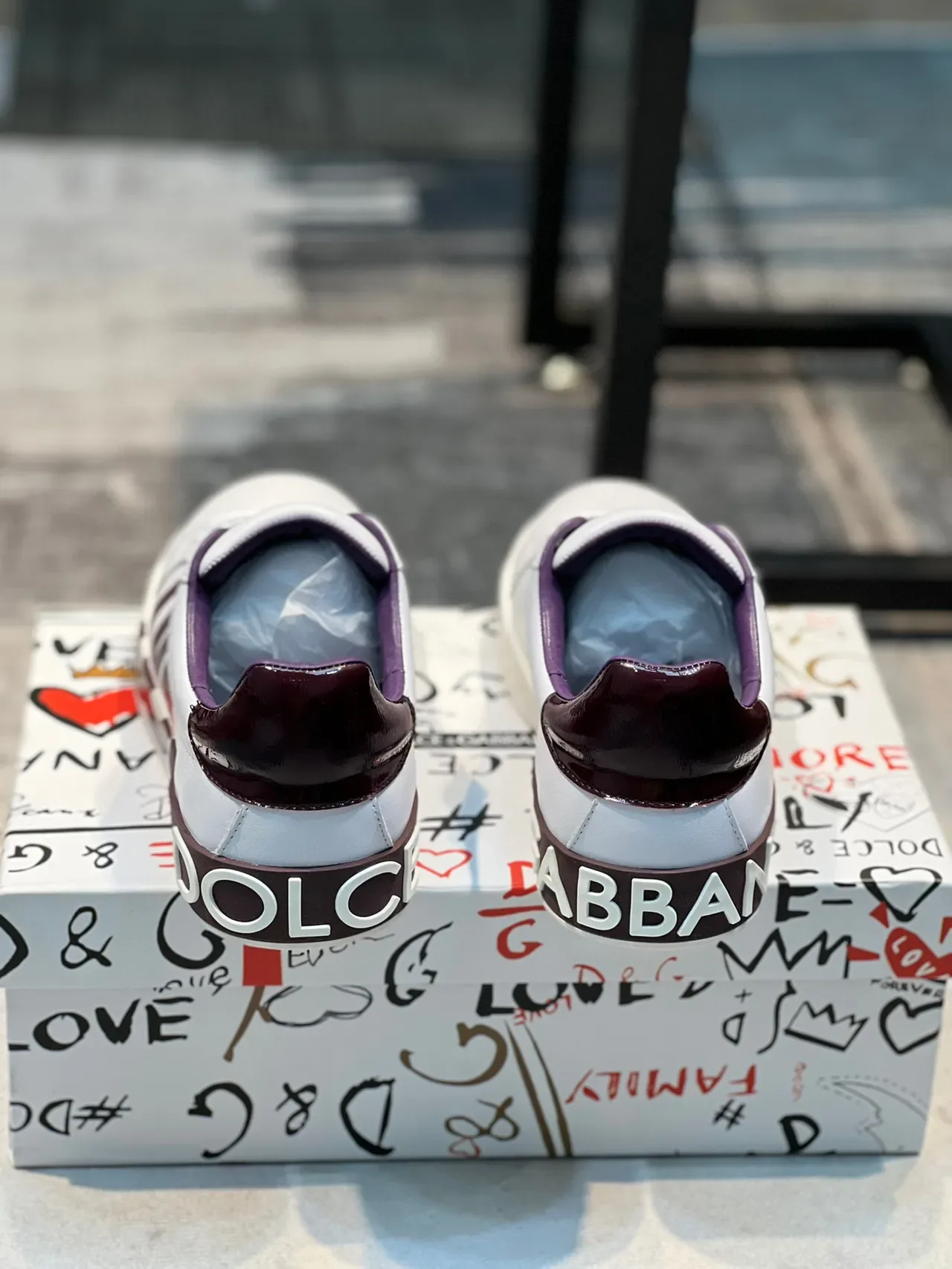 Dolce & Gabbana sneakers lifestyle brancas e roxas com logo DG 2