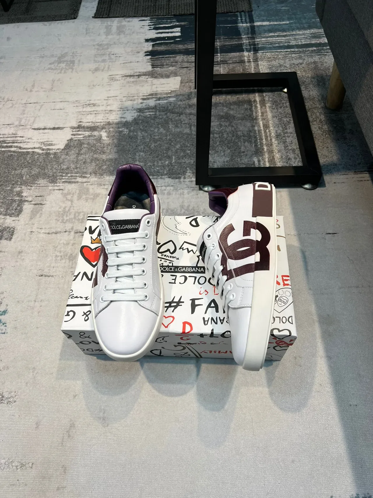 Dolce & Gabbana sneakers lifestyle brancas e roxas com logo DG 3