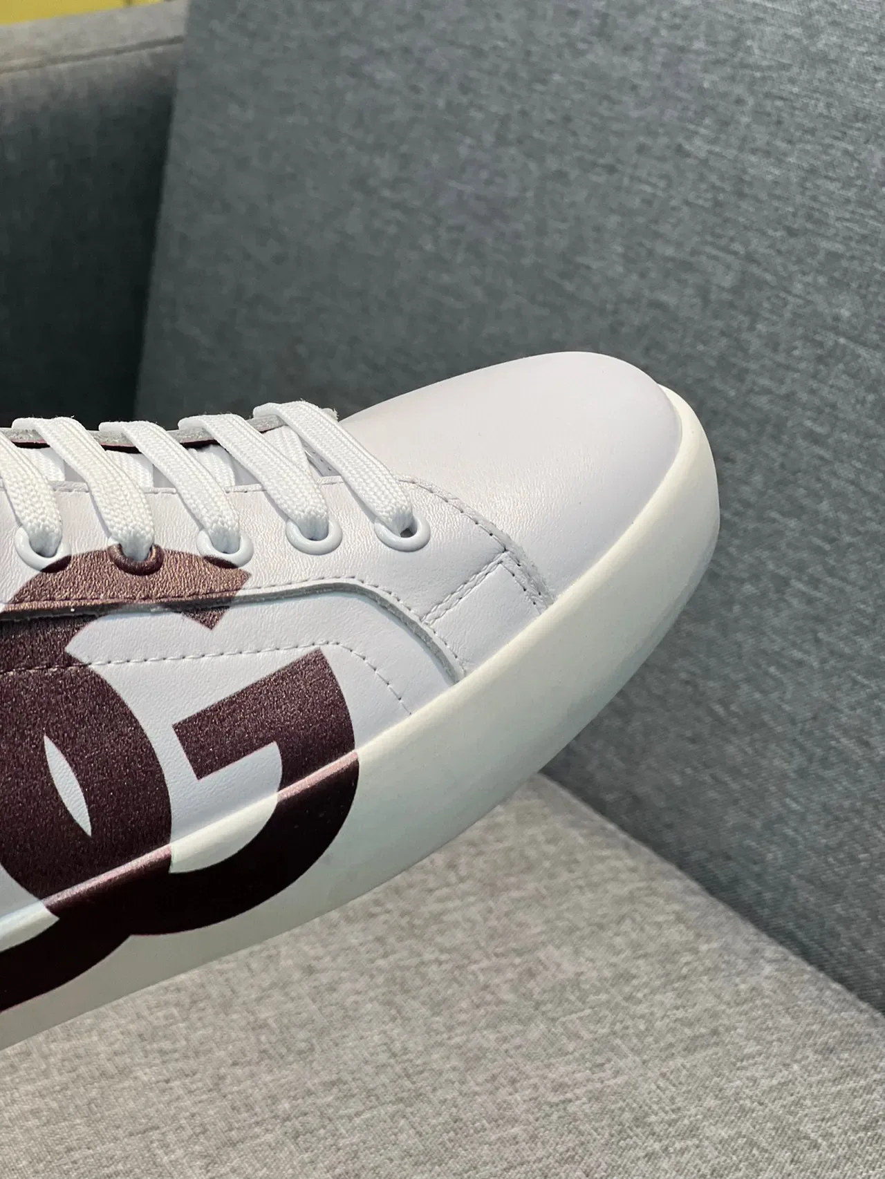 Dolce & Gabbana sneakers lifestyle brancas e roxas com logo DG 4