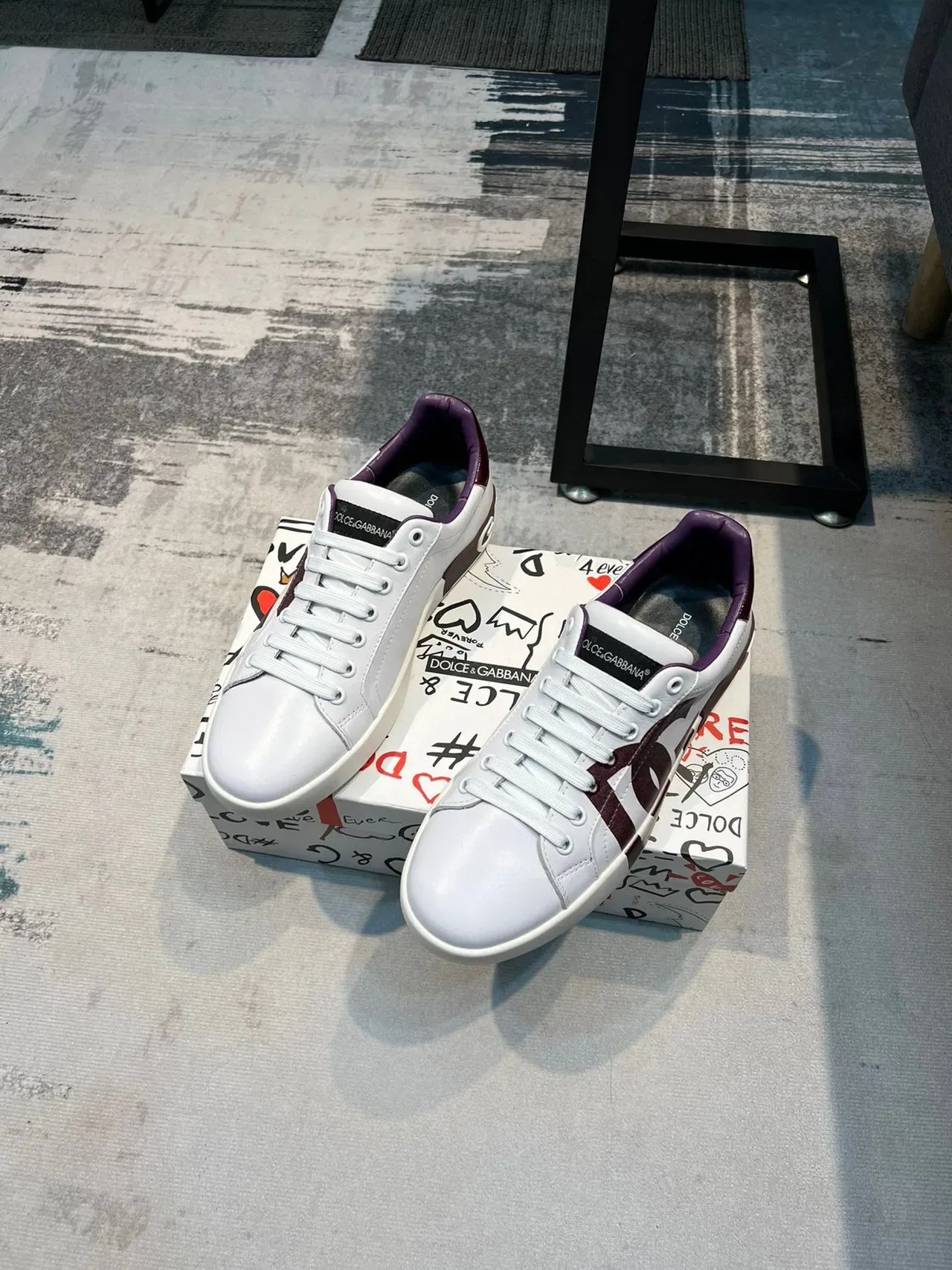 Dolce & Gabbana sneakers lifestyle brancas e roxas com logo DG 5