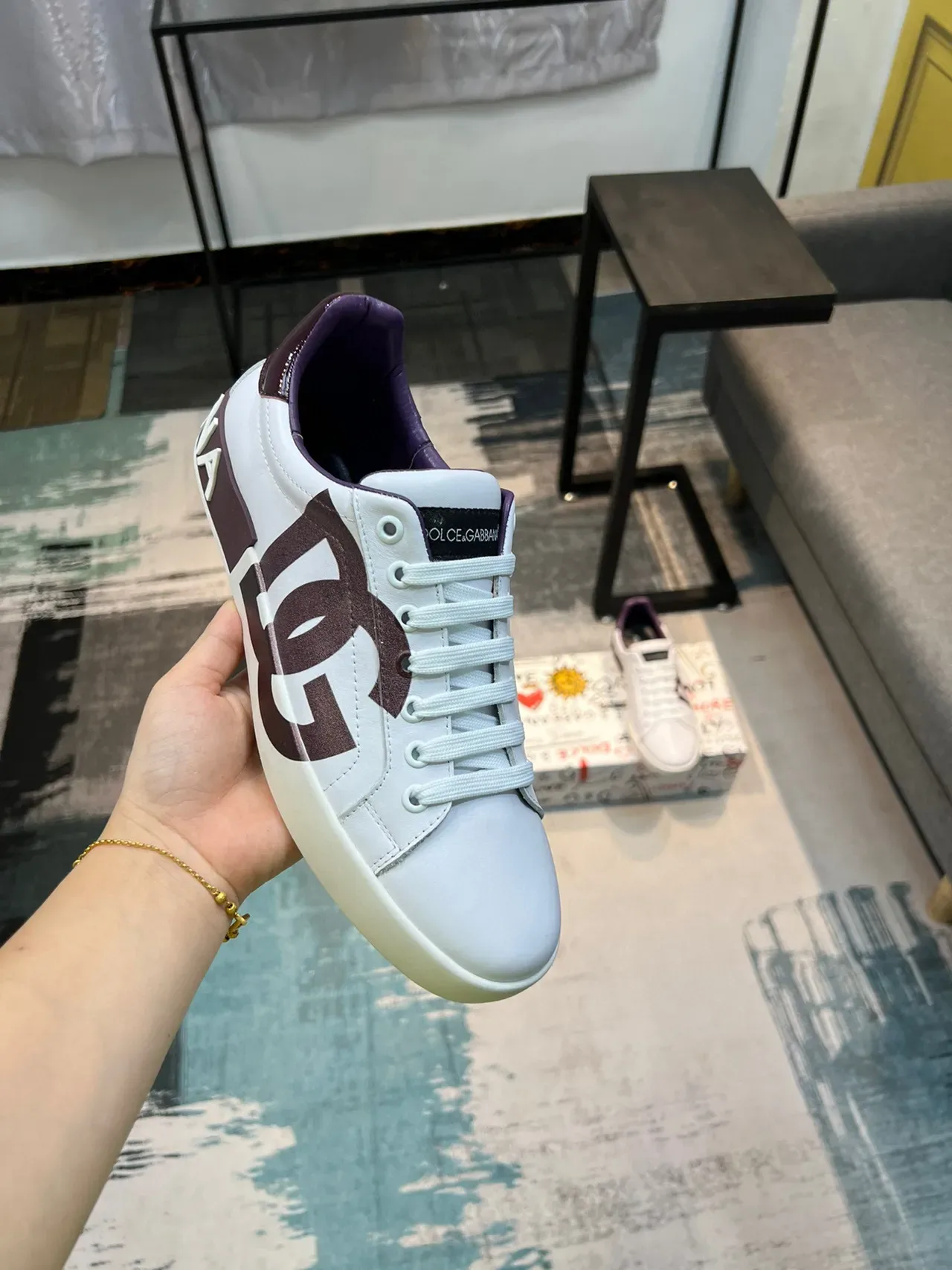 Dolce & Gabbana sneakers lifestyle brancas e roxas com logo DG 6