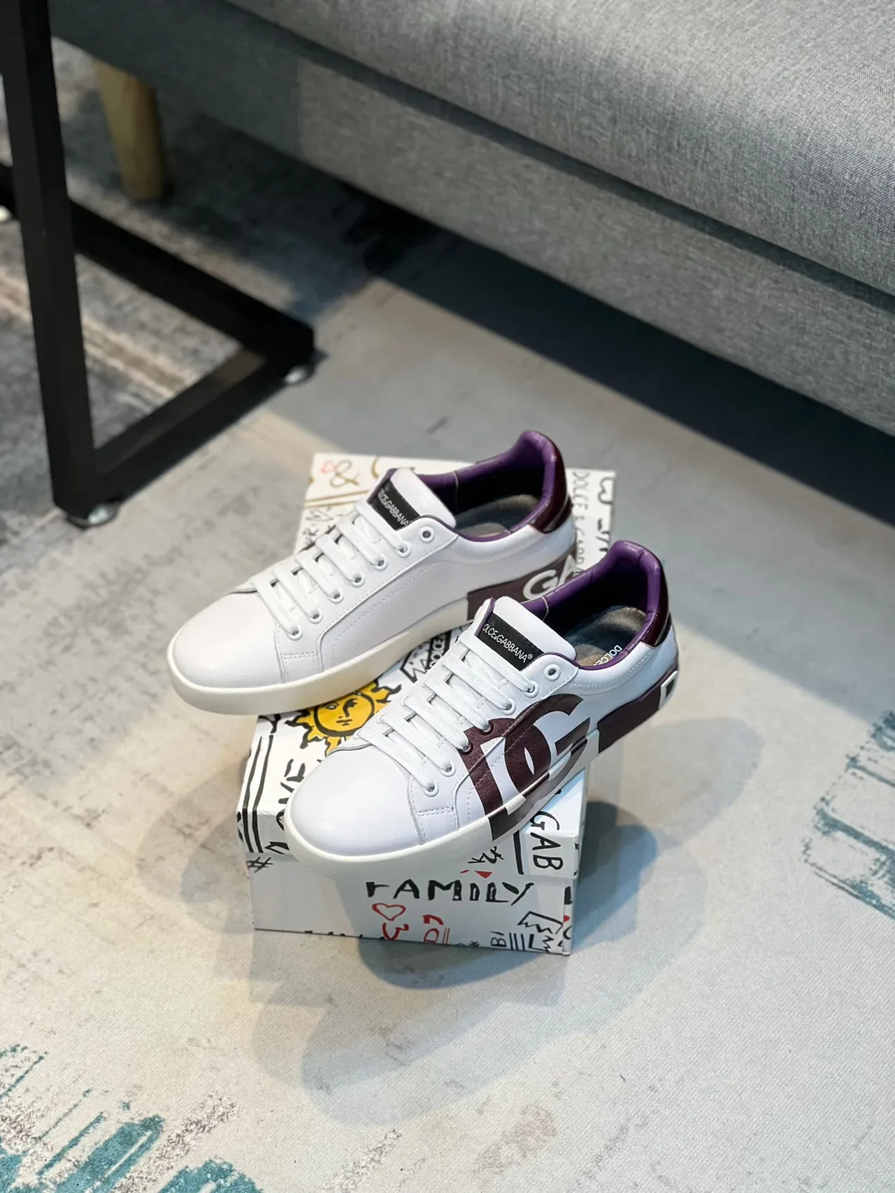Dolce & Gabbana sneakers lifestyle brancas e roxas com logo DG 8