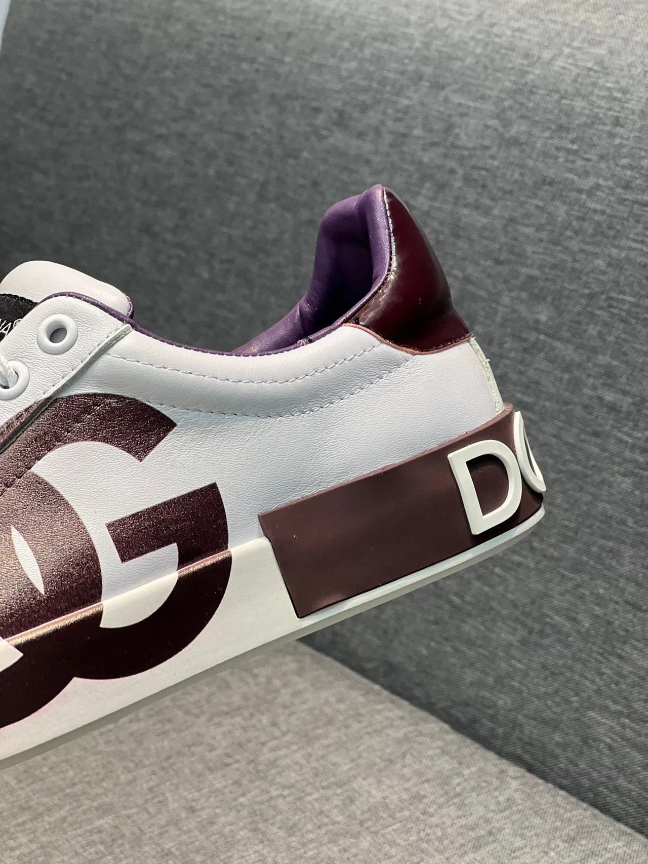 Dolce & Gabbana sneakers lifestyle brancas e roxas com logo DG 9