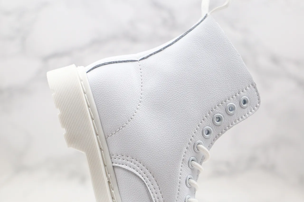 Dr. Martens 1460 Bottes Martin Blanches en Cuir Synthétique Lisse avec 8 Œillets et Lacets 7