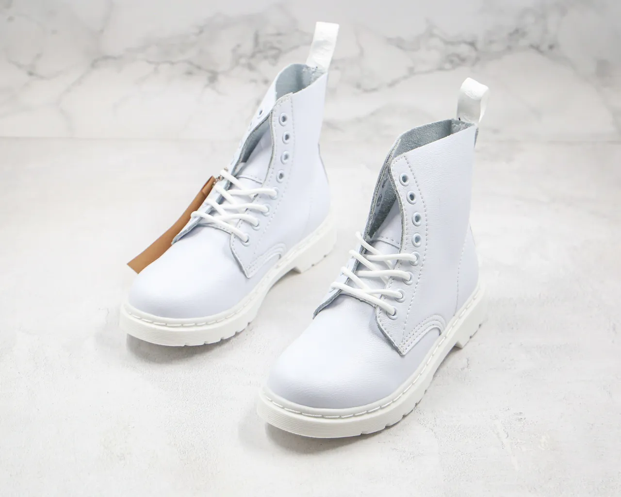 Dr. Martens 1460 Bottes Martin Blanches en Cuir Synthétique Lisse avec 8 Œillets et Lacets 8