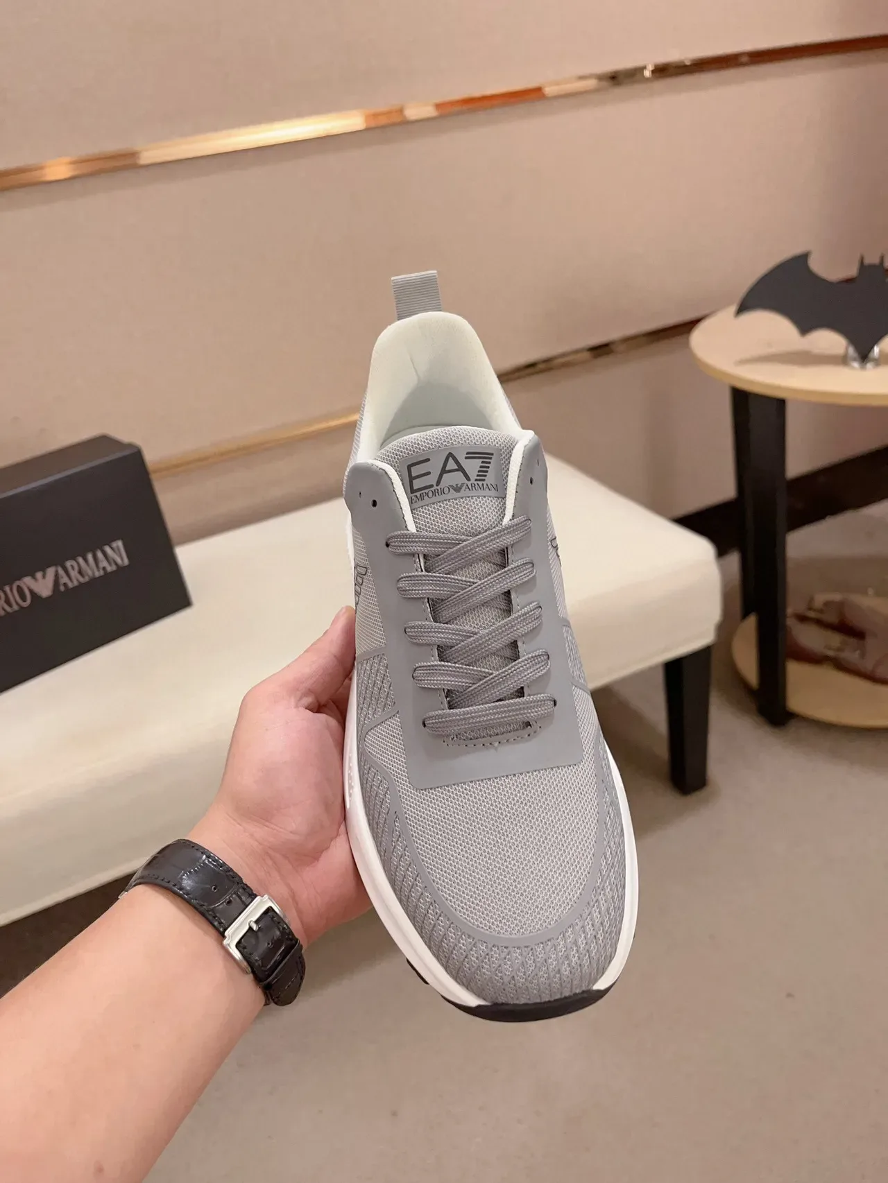 Emporio Armani EA Run ধূসর সাদা জাল ও সিন্থেটিক উপর খোদাই করা মিডসোল লাইফস্টাইল স্নিকার্স 2
