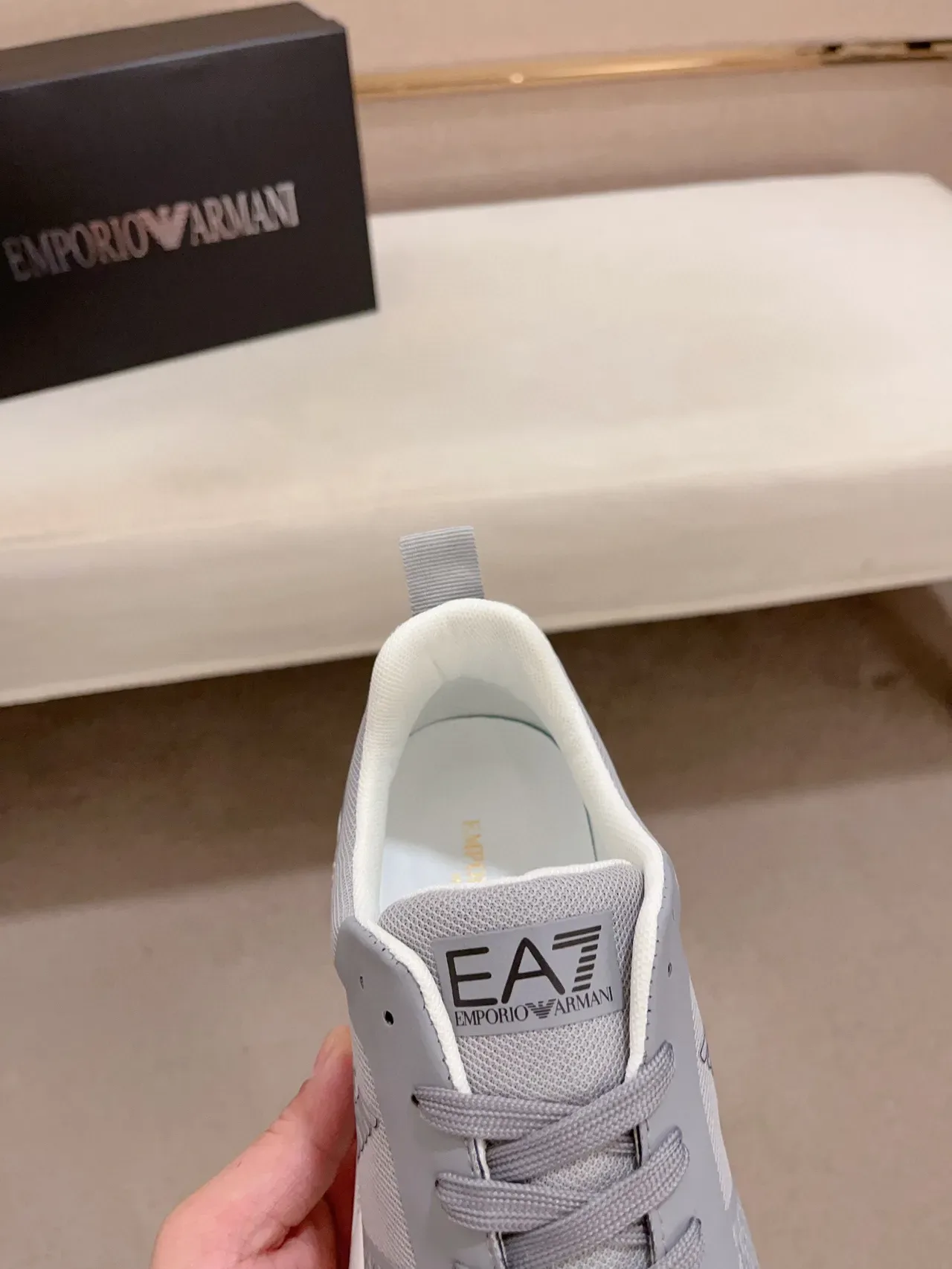 Emporio Armani EA Run ধূসর সাদা জাল ও সিন্থেটিক উপর খোদাই করা মিডসোল লাইফস্টাইল স্নিকার্স 6