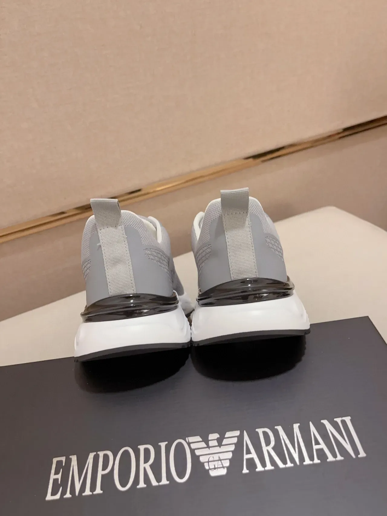 Emporio Armani EA Run ধূসর সাদা জাল ও সিন্থেটিক উপর খোদাই করা মিডসোল লাইফস্টাইল স্নিকার্স 8