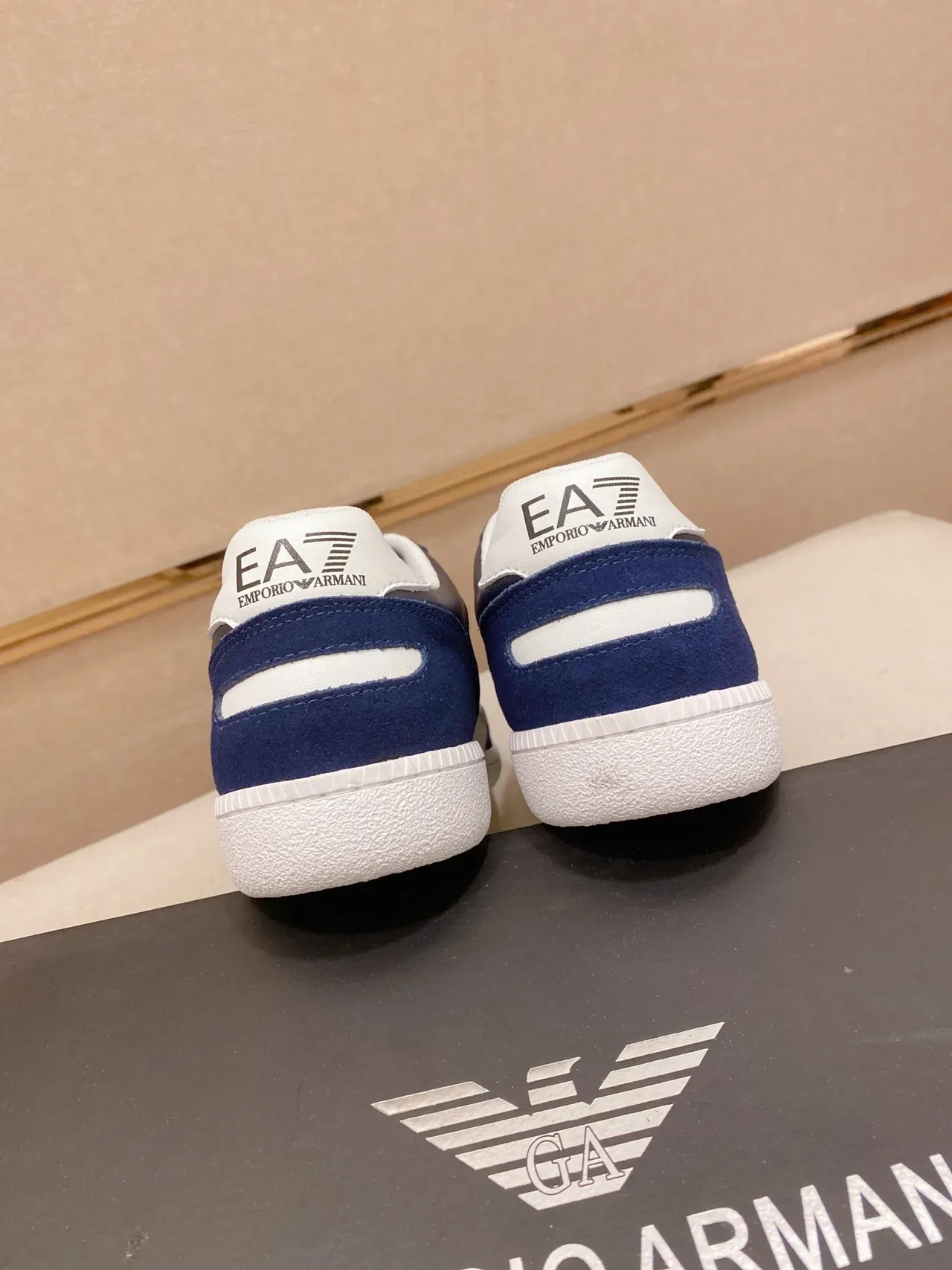 Emporio Armani EA7 Sneakers lifestyle avec panneaux en daim navy et gris 3