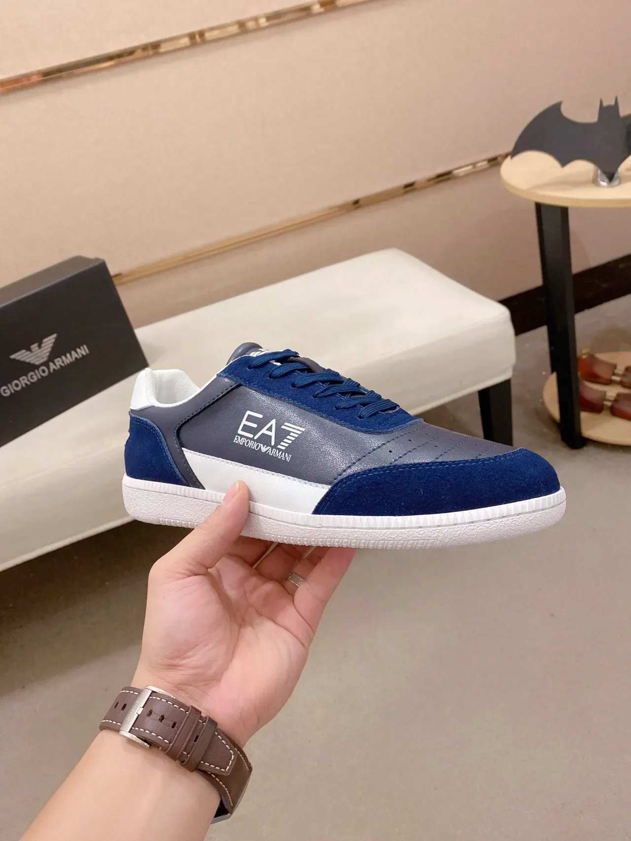 Emporio Armani EA7 Sneakers lifestyle avec panneaux en daim navy et gris 4