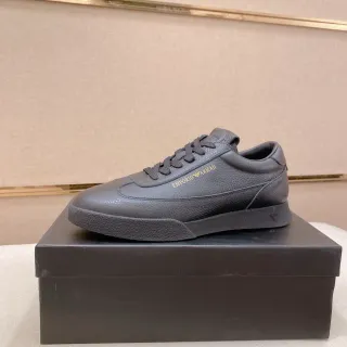 Emporio Armani Sneaker de Cuero Pebbled Low Top con Branding Dorado