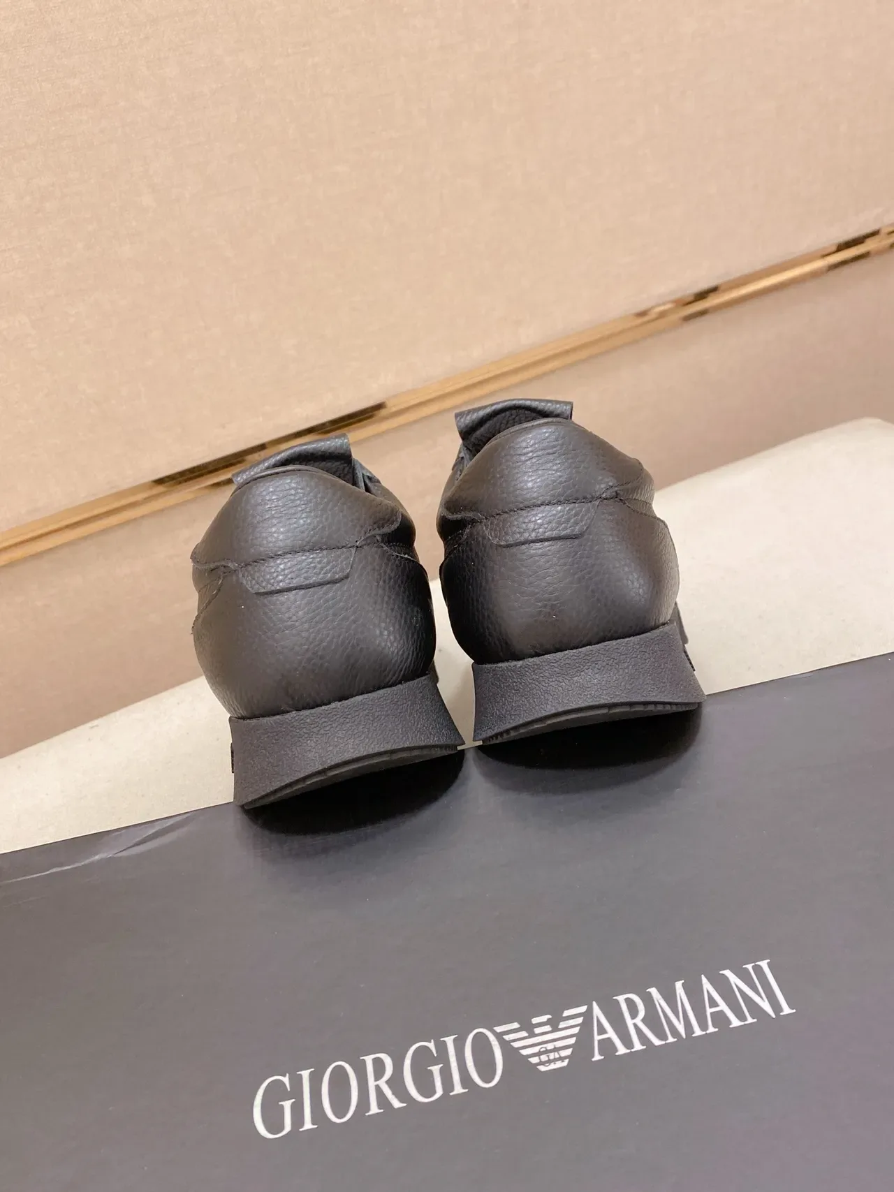 Emporio Armani Sneaker en cuir pebbled low top avec branding doré 3