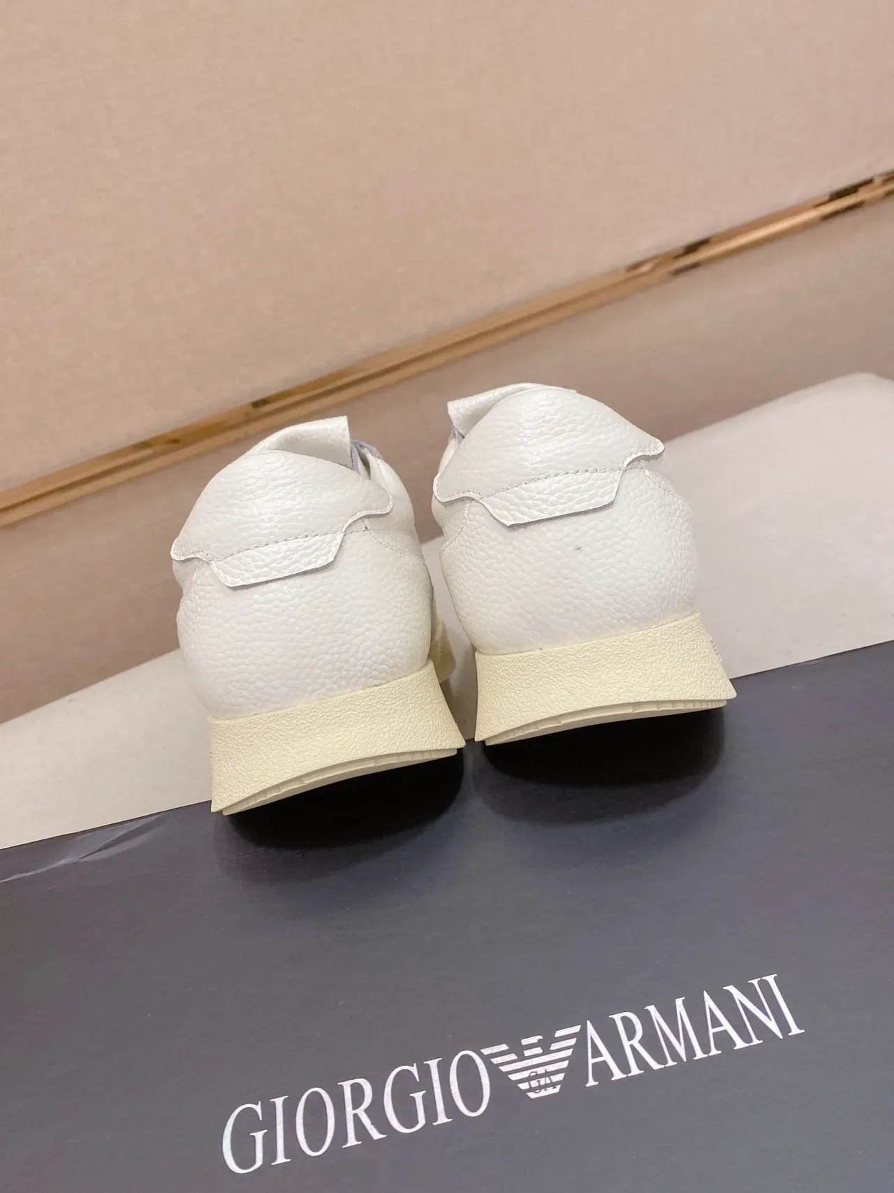 Emporio Armani Tênis Branco Bege Couro Granulado Com Branding Dourado 3