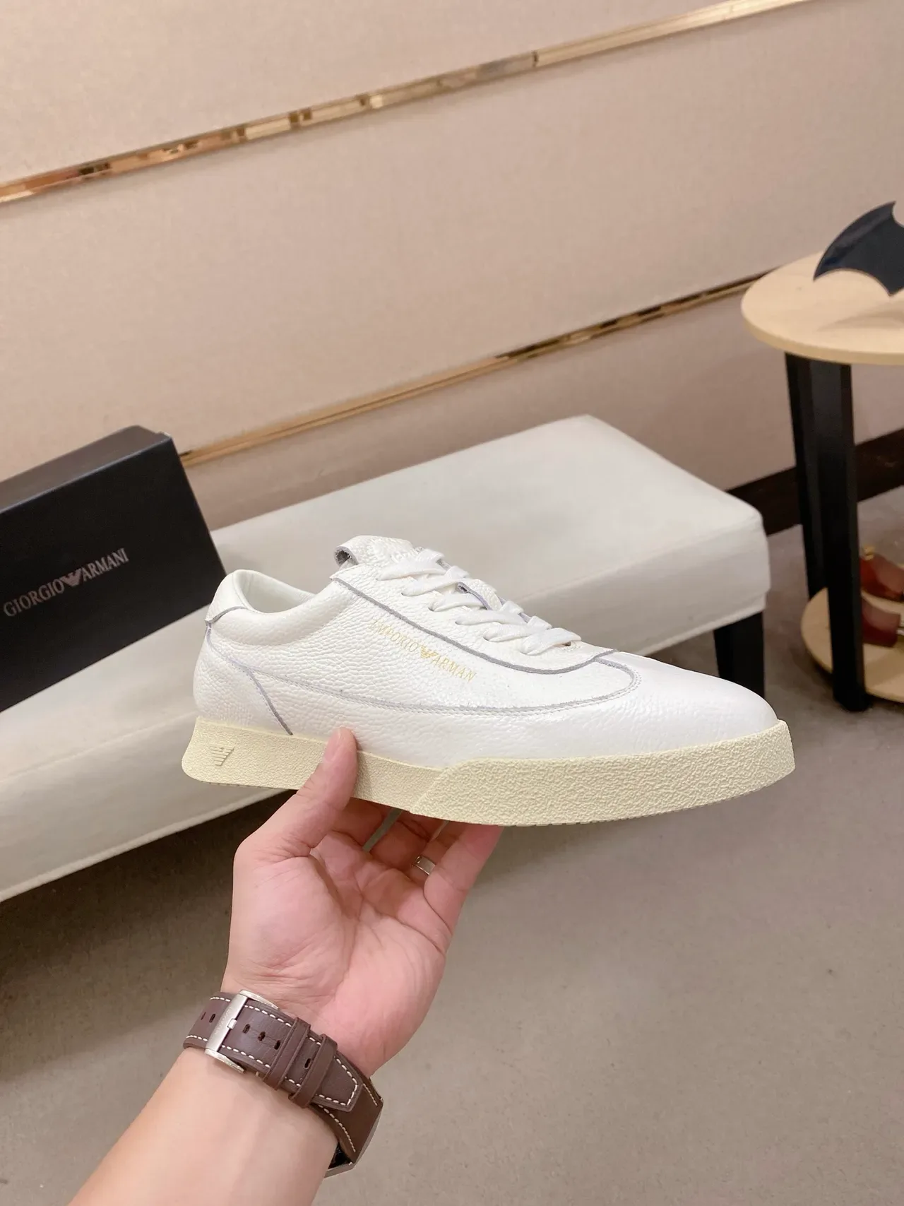 Emporio Armani Tênis Branco Bege Couro Granulado Com Branding Dourado 4