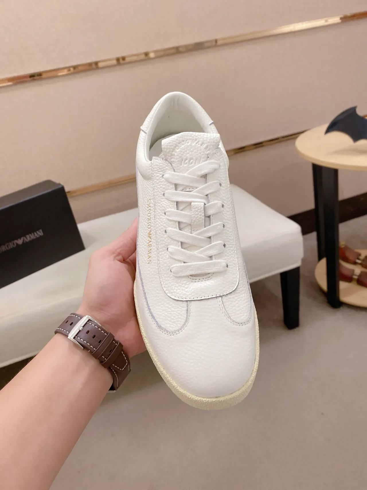 Emporio Armani Tênis Branco Bege Couro Granulado Com Branding Dourado 5
