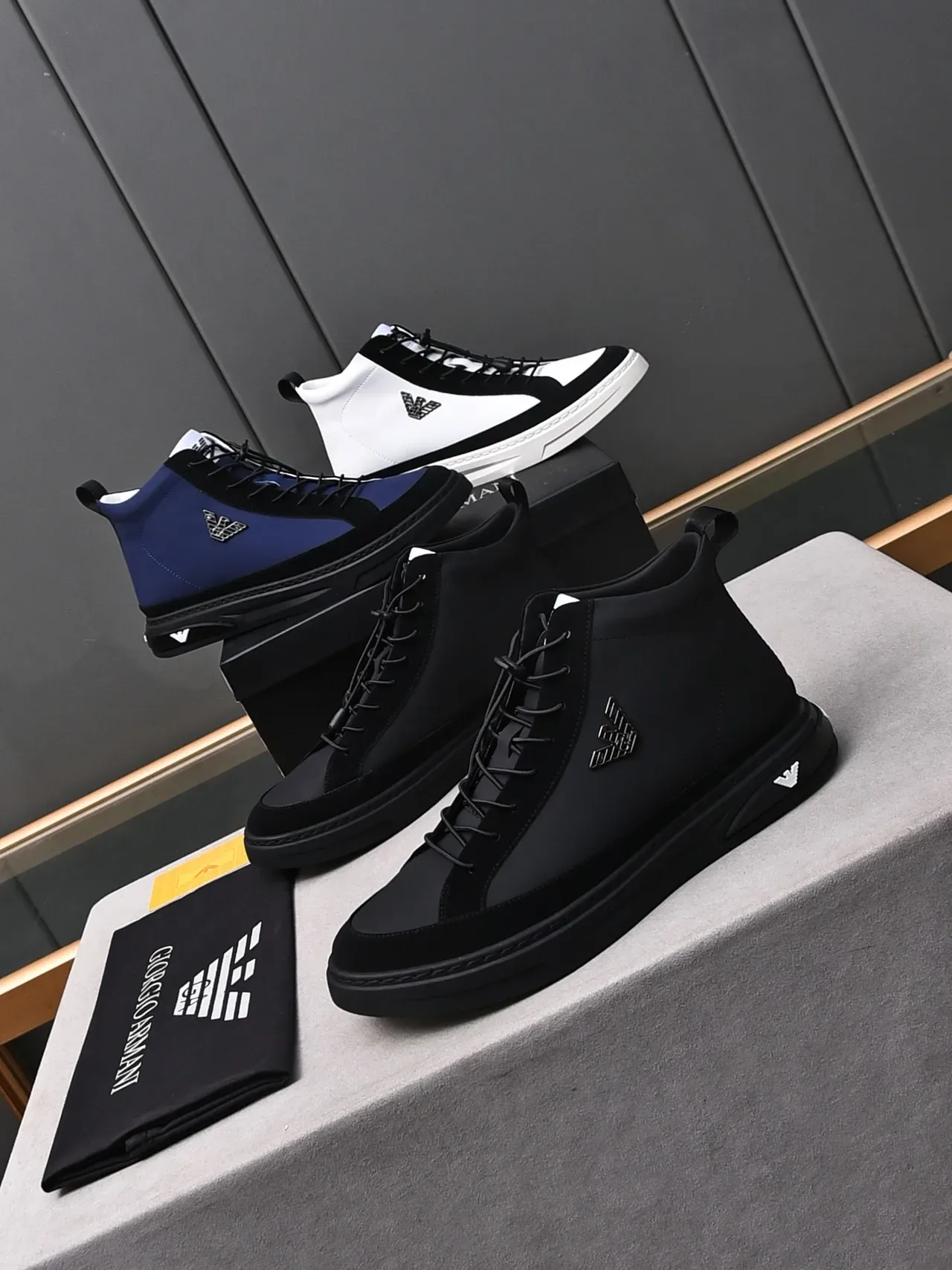 Emporio Armani حذاء سنيكرز أبيض أسود عالي الارتفاع ثنائي اللون أسلوب حياة 2