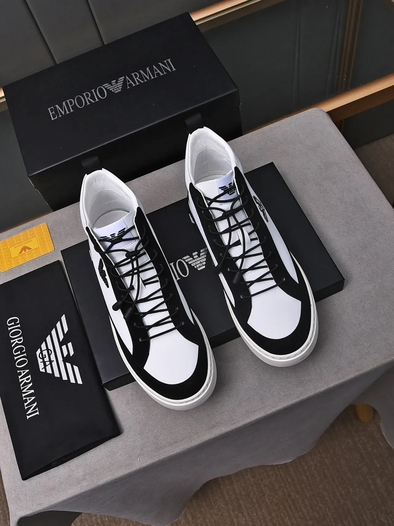 Emporio Armani حذاء سنيكرز أبيض أسود عالي الارتفاع ثنائي اللون أسلوب حياة 3