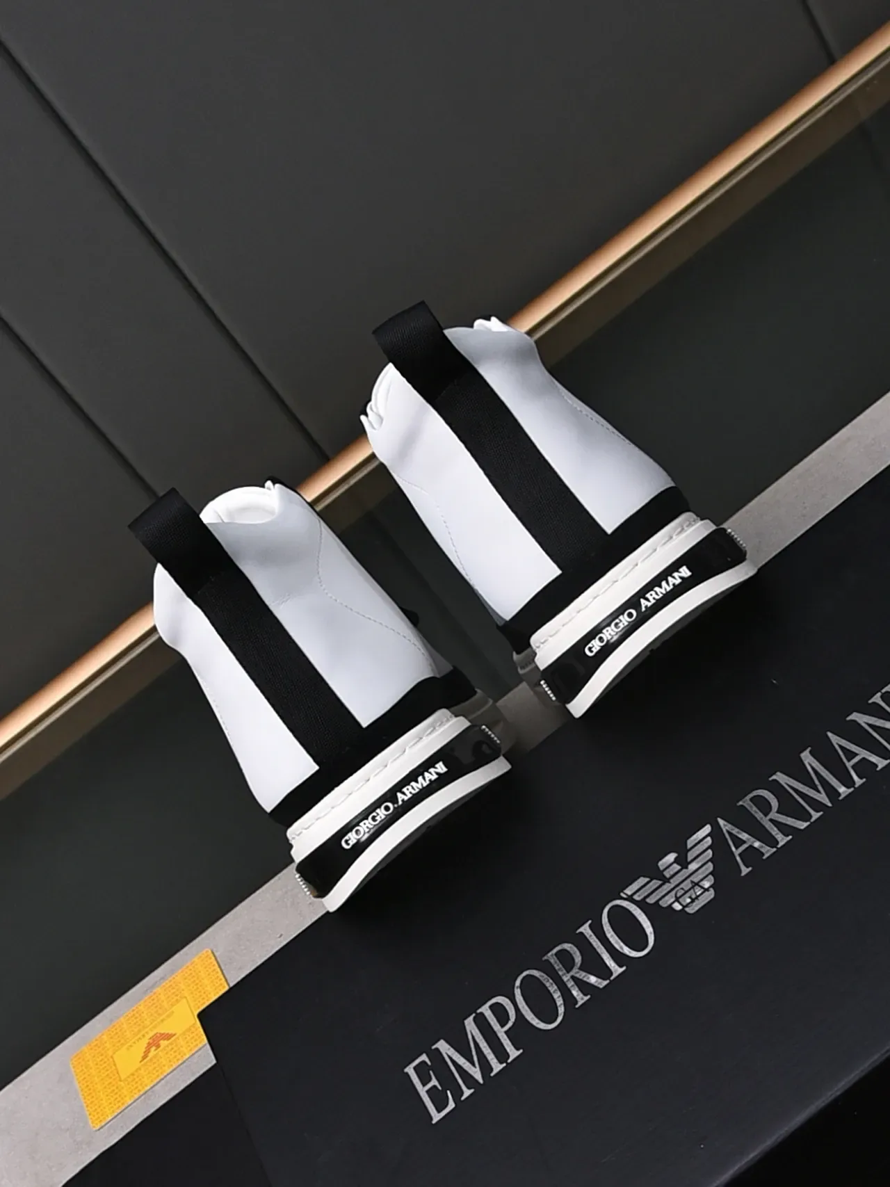 Emporio Armani حذاء سنيكرز أبيض أسود عالي الارتفاع ثنائي اللون أسلوب حياة 4