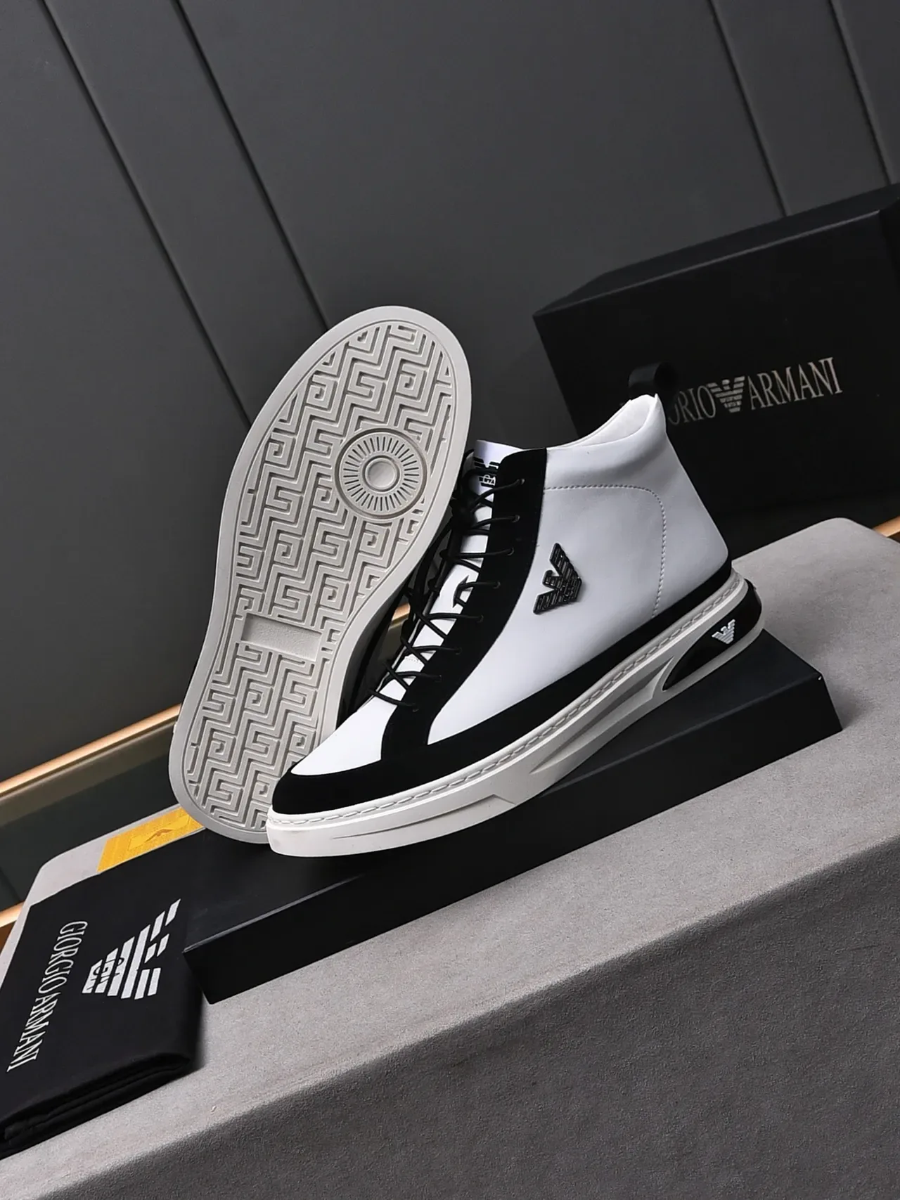 Emporio Armani حذاء سنيكرز أبيض أسود عالي الارتفاع ثنائي اللون أسلوب حياة 5