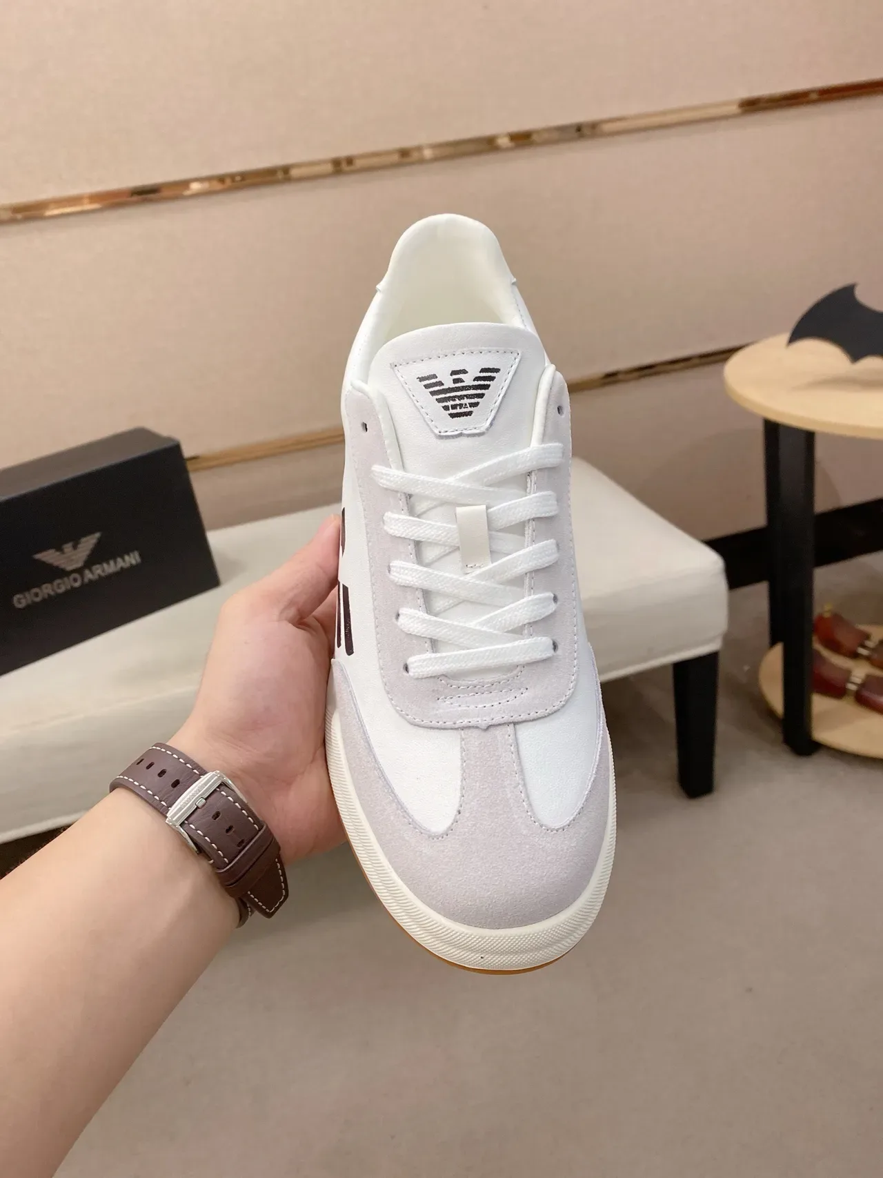Emporio Armani Baskets lifestyle basses à panneaux en suédé et cuir blanc gris 2